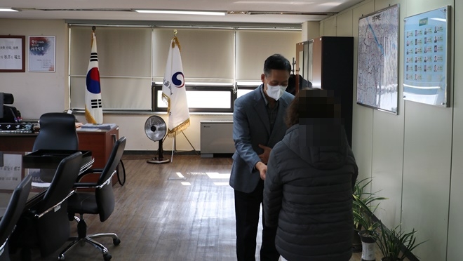 김상록 소장이 8일 소장실에서 직원들이 모금한 성금을 전달하고 있다.(사진제공=서울남부호보관찰소)