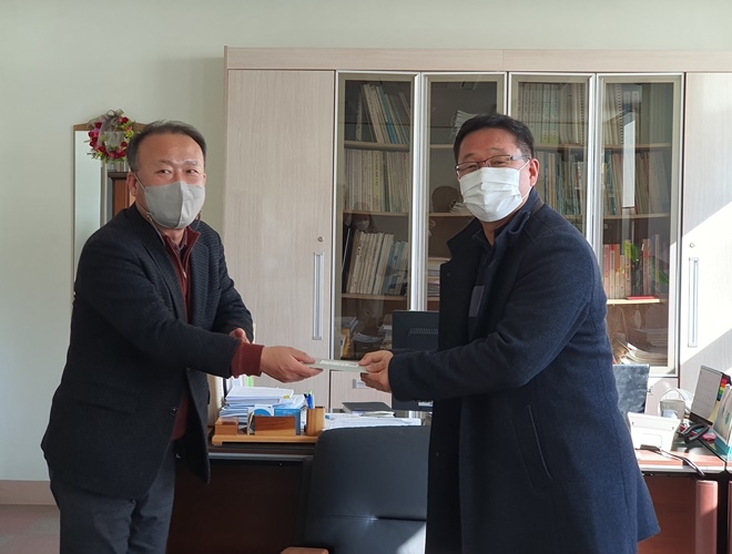 8일 설명절 앞두고 장애인 사회복지시설인 참사랑낙원을 찾아 직원 성금을 전달하고 있다.(사진제공=전주보호관찰소)