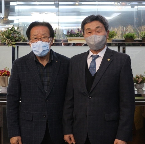 한국법무보호복지공단 부산지부 이흥수 지부장(우)과 새희망나눔홀씨 봉사회 김흥수 회장(좌)이 기념촬영을 하고 있다.(사진제공=한국법무보호복지공단부산지부)
