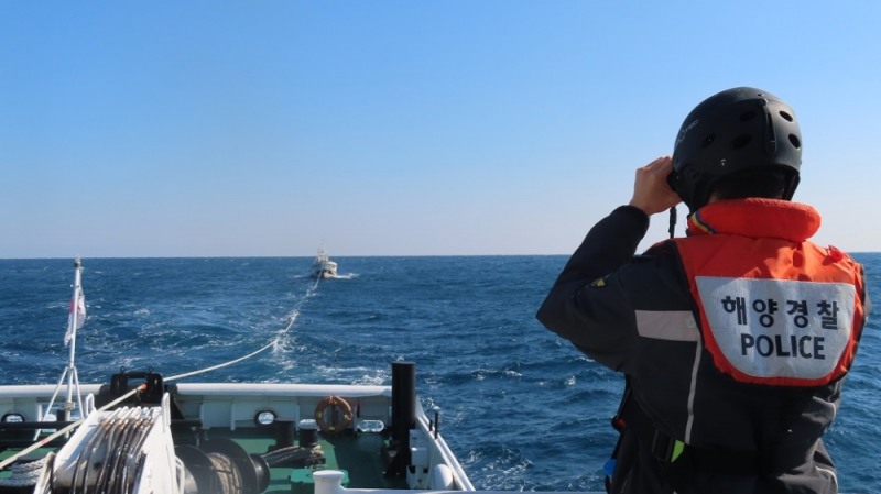 기관고장으로 표류중인 어선을 예인하고 있다. (사진제공=울산해양경찰서)