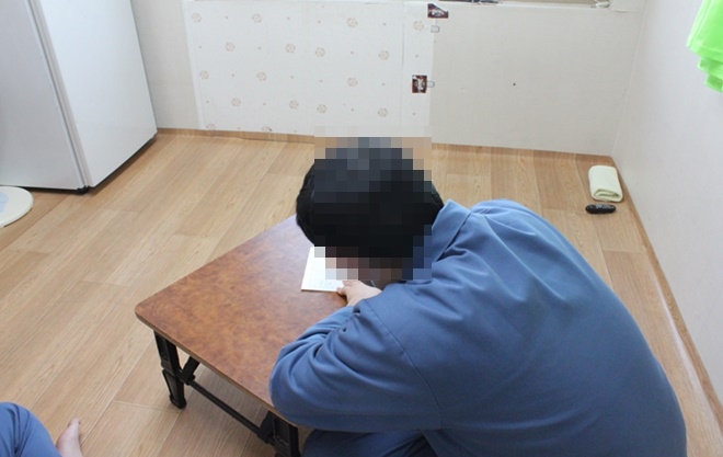 효도 편지쓰기(제주교도소).(사진제공=법무부)