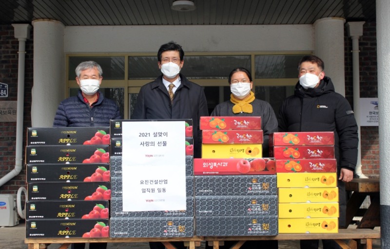 요진건설산업 이병호 상무(좌측에서 두번째)와 한국보육원 이진선 원장(좌측에서 세번째)이 기념사진을 촬영하고 있다.(사진=요진건설산업)