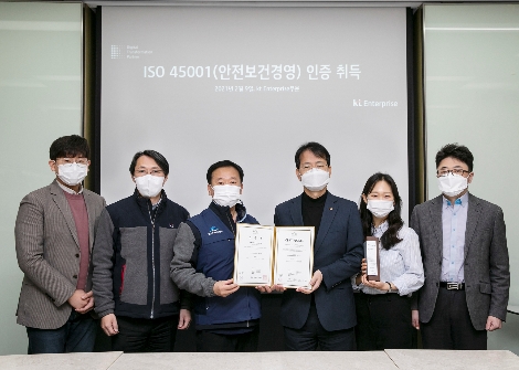 KT Enterprise부문 제안.수행1본부장 김이한 상무(오른쪽에서 세번째)와 KT 노동조합 이승학 Enterprise부문 지부장(오른쪽에서 네번째)을 비롯한 KT Enterprise부문 직원들이 국제표준화기구(ISO)로부터 안전보건경영시스템에 대한 국제 표준 ‘ISO 45001’ 인증을 취득하고 기념 촬영을 하고 있다. 사진=KT