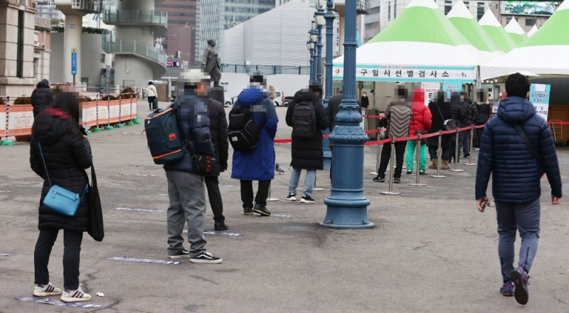 설 연휴를 앞둔 10일 오전 서울역 임시선별검사소에서 시민들이 신종 코로나바이러스 감염증(코로나19) 검사를 하기 위해 줄지어 서있다.(사진=연합뉴스)