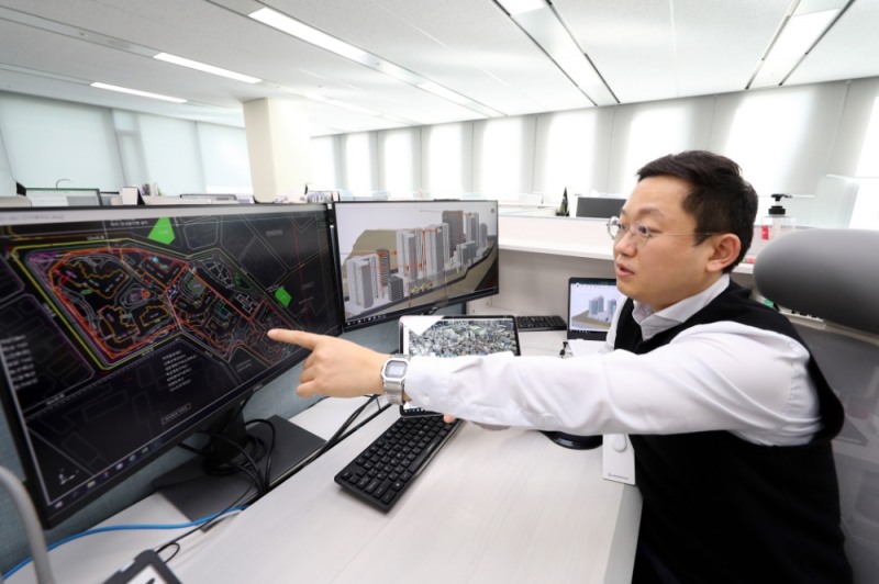 대우건설 직원이 4D 스마트모델링 프로그램을 시연하고 있다.(사진=대우건설)