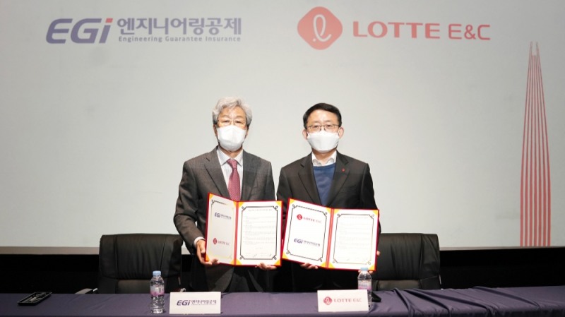 롯데건설 하석주 대표이사(오른쪽)와 엔지니어링공제조합 김수보 이사장(왼쪽)이 르엘 갤러리에서 협약을 체결하고 기념촬영을 하고 있다.(사진=롯데건설)