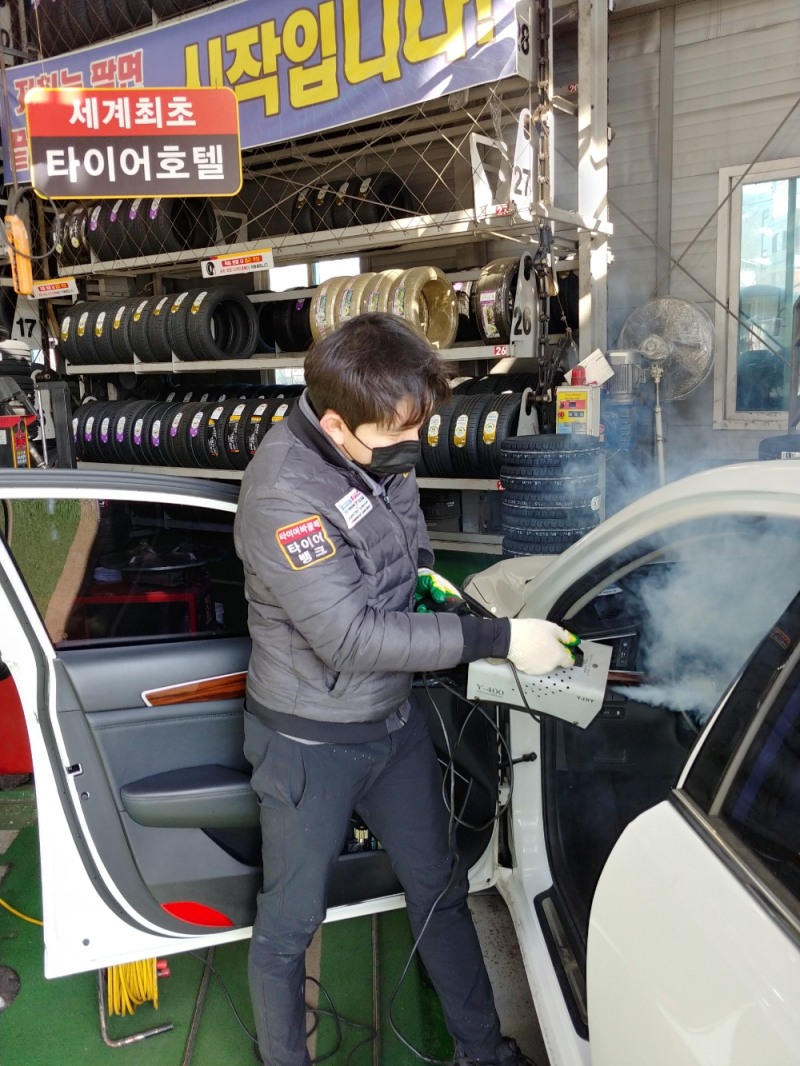 경기도 안양시 만안구 석수동에 위치한 타이어뱅크 북안양점 윤효준 사업주가 타이어 점검차 방문한 고객의 차량 내부를 소독하고 있다.(사진=타이어뱅크)
