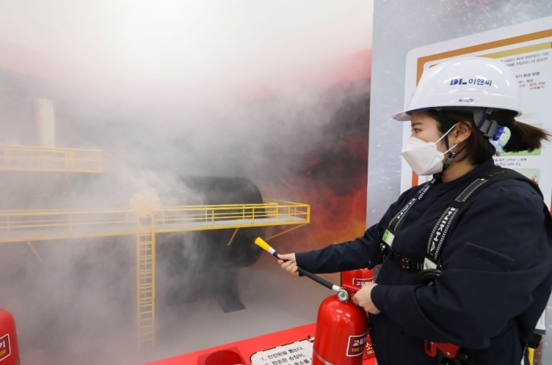 DL이앤씨 안전체험학교에 설치된 화재진압 체험 교육.(사진=DL이앤씨)