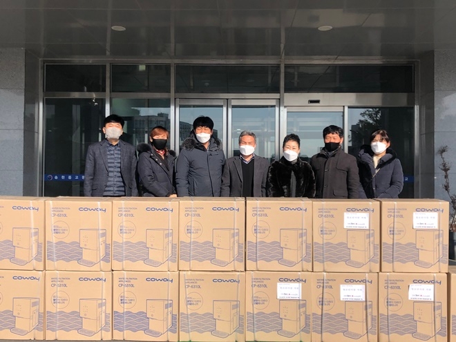 정수기 전달식을 갖고 기념촬영.(사진제공=전주소년원)