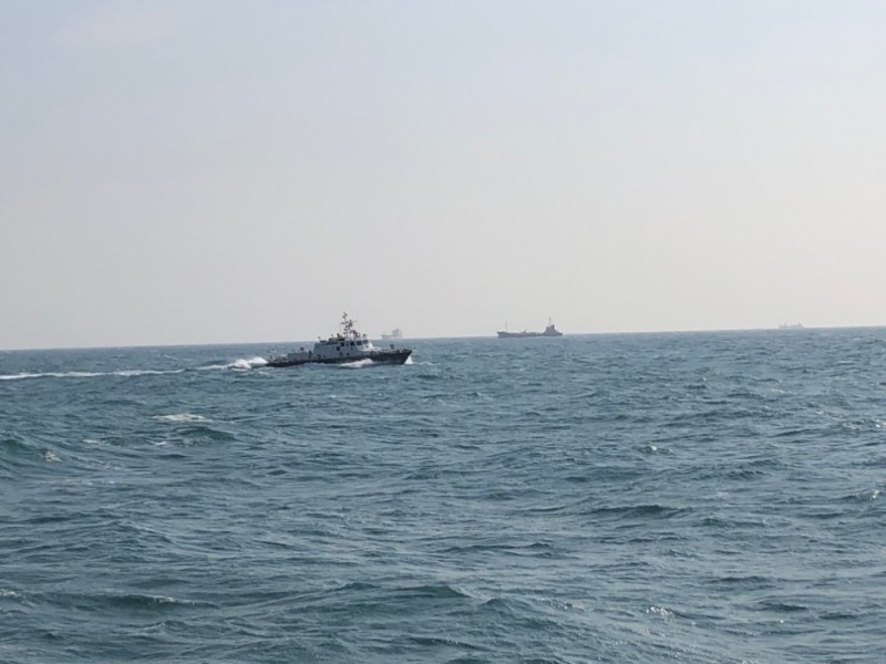 오염군을탐색중인경비함정.(사진제공=울산해양경찰서)