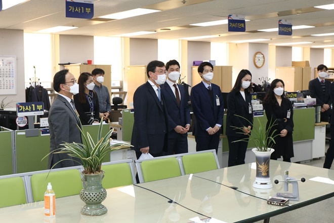 한영표 부산가정법원장이 취임 행사 후 판사실, 가사과 사무실 등을 순시하며 직원들을 격려하고 있다.(사진제공=부산가정법원)