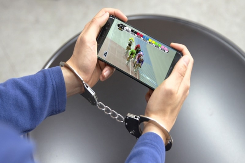 불법 온라인 도박사이트를 통해 경륜·경정 유사행위를 했을 경우 관련 법에 따라 최대 7년 이하 징역 또는 7000만원 이하의 벌금이 부과된다. 사진은 이번에 제작한 ‘불법 온라인 도박사이트 근절 홍보 영상’의 한 장면이다. 휴대폰 화면에 나오는 경주 장면은 실제 경륜 경주 영상을 합성한 것. (사진=국민체육진흥공단)