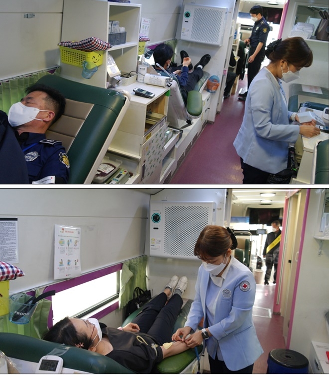 단체헌혈에 참여하고 있는 울산구치소 직원들. (사진제공=울산구치소)