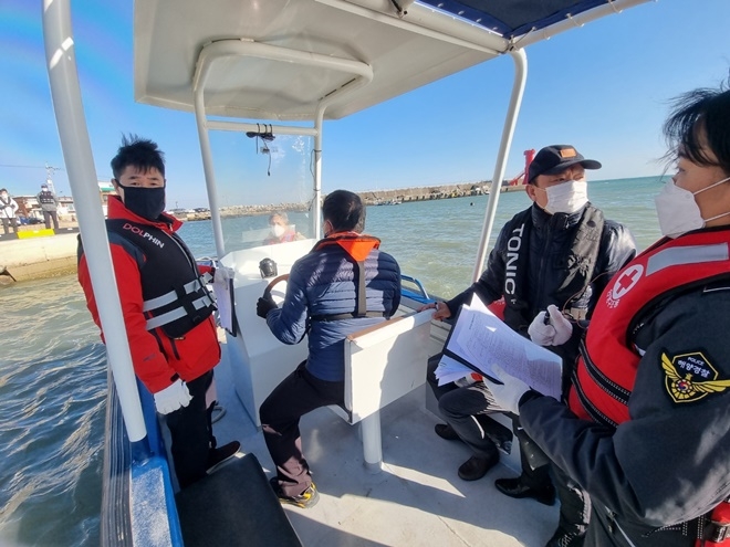 교육강사를 대상으로 이론과 실기 평가.(사진제공=울산해양경찰서)