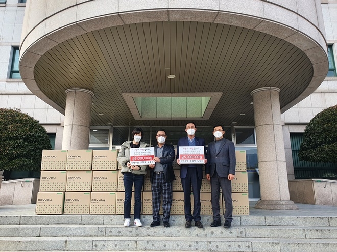 북한이탈주민들에게 500만원 상당의 코로나19예방 마스크 전달 기념촬영.(사진제공=창원중부경찰서)