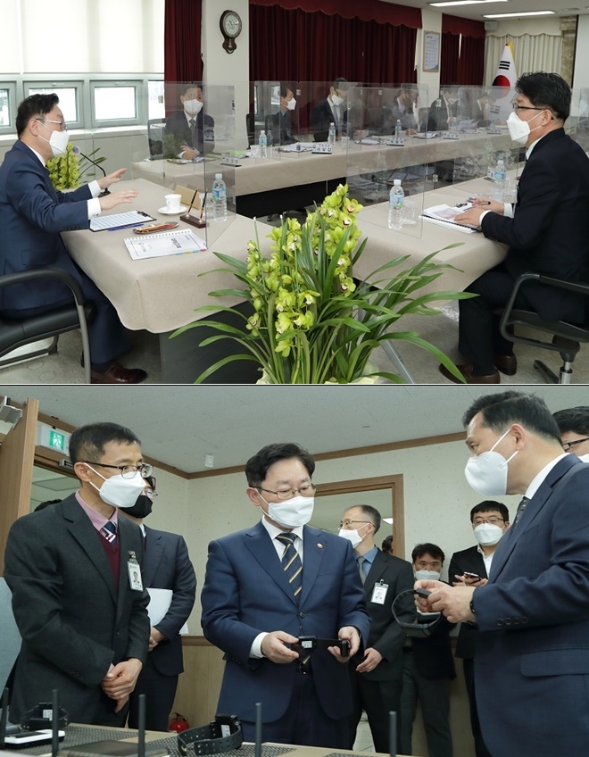 박범계 법무부 장관이 대전보호관찰소를 방문하여 이영면 소장으로부터 업무현황을 보고받고 있다./ 박범계 법무부 장관이 강호성 범죄예방정책국장으로부터 신형·구형 전자장치에 대해 설명을 듣고 있다.(사진제공=법무부)
