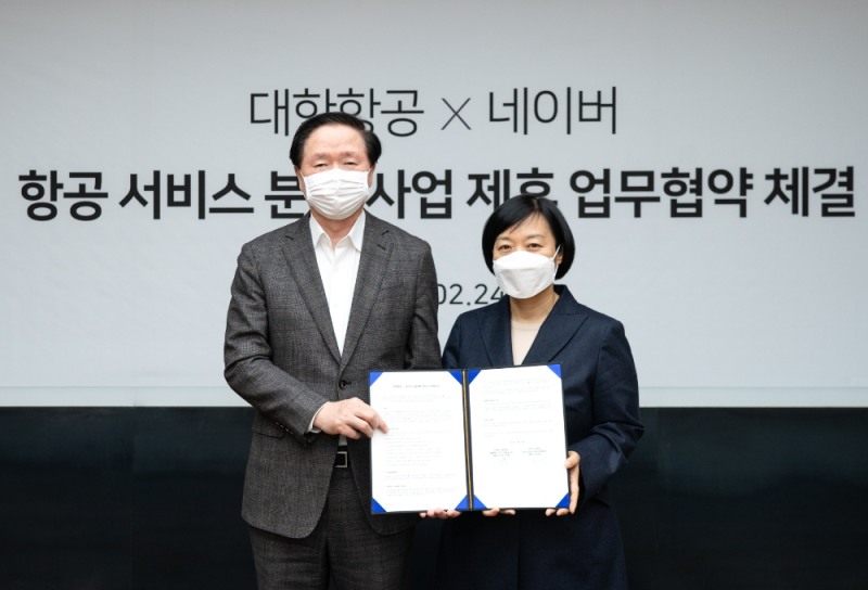 대한항공 우기홍 대표이사(왼쪽)와 네이버 한성숙 대표이사(오른쪽)가 기념촬영을 하고 있는 모습.(사진=대한항공)