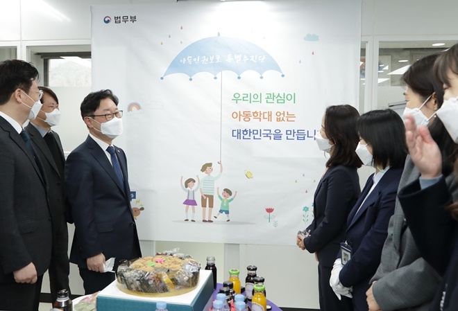 박범계 법무부장관이 직원들에게 아동인권 중요성에 대해 당부의 말을 하고 있다.(사진제공=법무부)