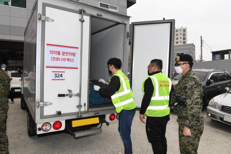 기장군 관내 요양병원으로 배송 중인 코로나19 백신.(사진제공=부산 기장군)
