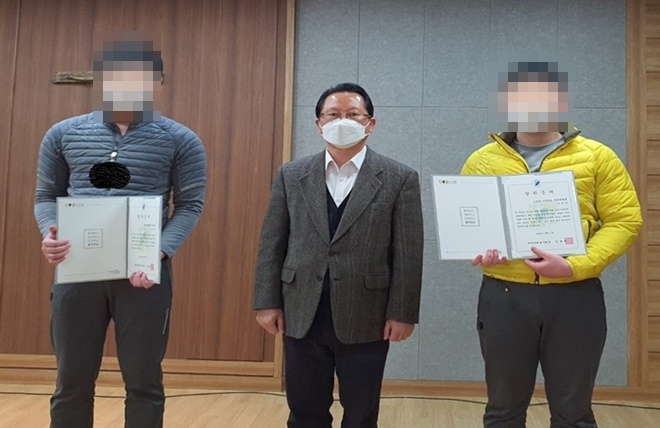 성우제 원장이 장학금을 수여하고 기념촬영.(사진제공=서울소년원)