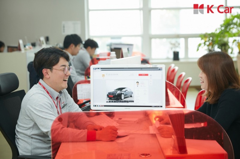 케이카 차량평가사가 고객과 상담하고 있다.(사진=케이카)