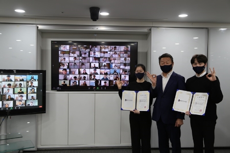 지난 25일 서울 남대문로에 위치한 OK금융그룹 본사 대회의실에서 열린 6기 OK생활장학생 증서 수여식 및 졸업식행사 후 최윤 OK금융그룹 회장(가운데)과 장학생 대표들이 기념 촬영하고 있다. 사진=OK금융그룹