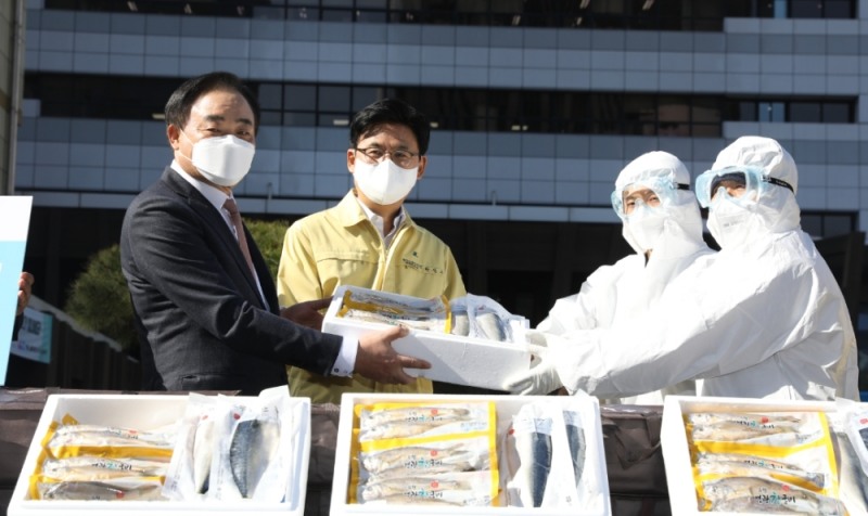 임준택 수협중앙회장(사진 왼쪽에서 첫번째)과 박성수 송파구청장(사진 왼쪽에서 두번째)이 26일 송파구 보건소 앞에서 의료진과 방역관계자들에게 수산물 선물세트를 전달하고 있다.(사진=수협중앙회)