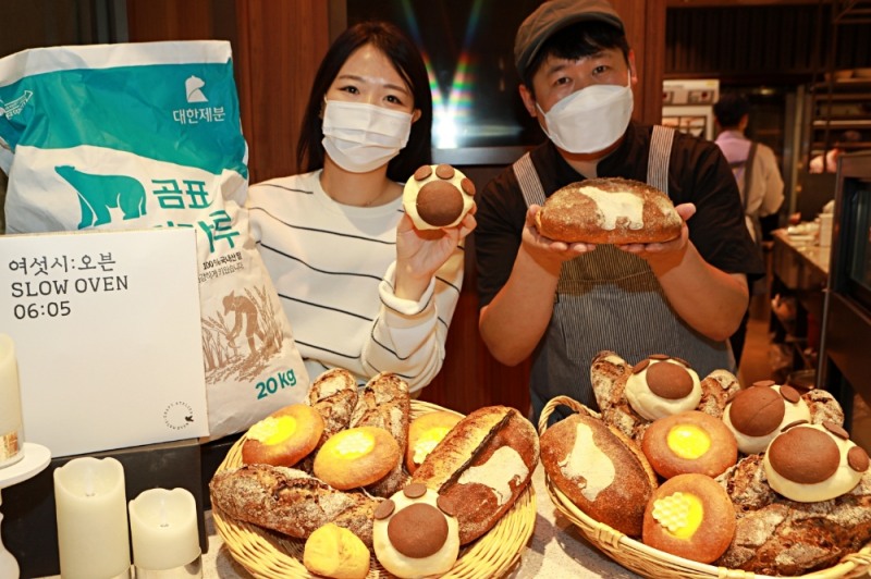 롯데백화점 ‘여섯시오븐’과 ‘곰표’ 콜라보레이션 상품 선보여