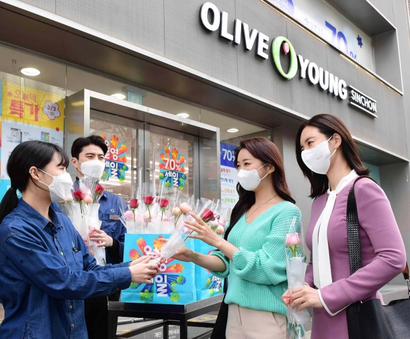 CJ올리브영, 꽃 나눔 행사 진행