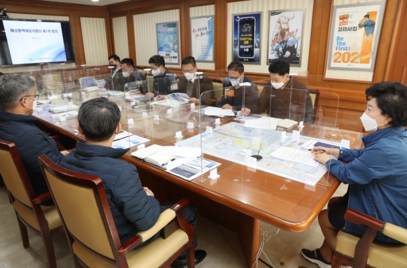 단장 강신숙 수협중앙회 상무(사진 맨 오른쪽)를 비롯한 해상풍력 대응지원단이 3일 수협중앙회 본사에서 출범 회의를 열고 의견을 교환하고 있다.(사진=수협중앙회)