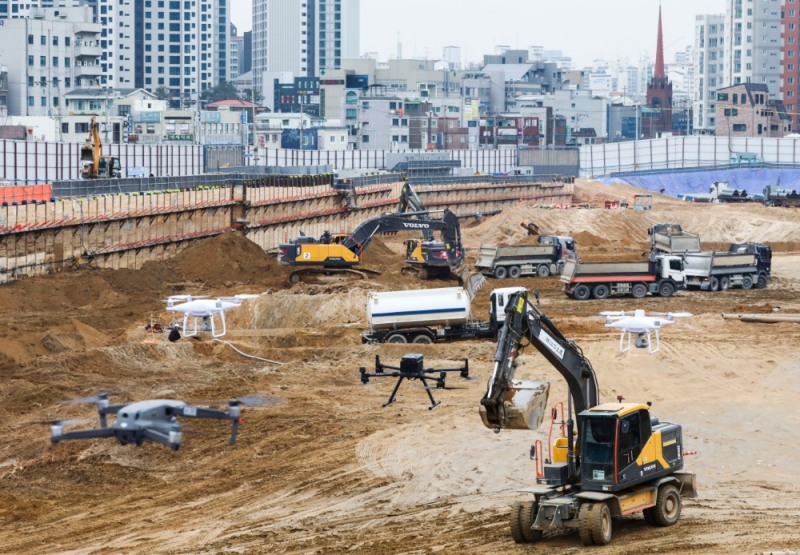 DL이앤씨 시공 현장에서 드론들이 현장 측량을 위해 비행하고 있다.(사진=DL이앤씨)