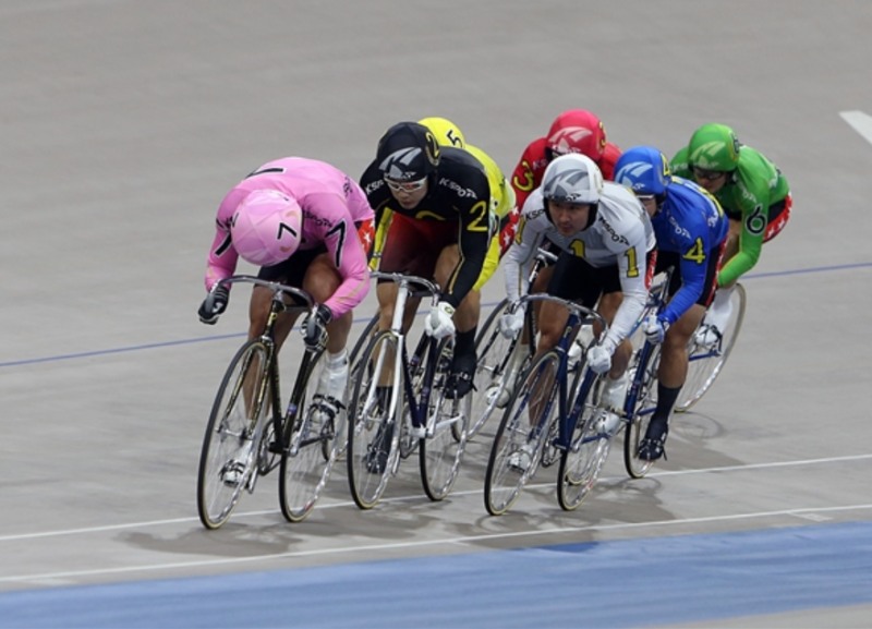 광명 스피돔에서 열린 경주 사진으로 슈퍼특선 정하늘(2번)이 김민철(7번) 뒤에 바짝 붙어 젖히기 전법을 시도하려고 하고 있다. 경주 결과 정하늘이 1위로 결승선을 통과했다. (사진=국민체육진흥공단)