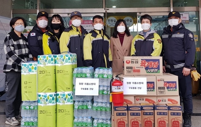 청량의용소방대가 화재피해 주민 구호물품 전달.(사진제공=울산 온산소방서)