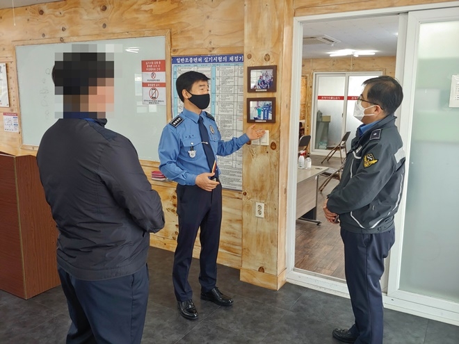 9일 수영구 수상레저 조종면허시험장 방문한 박형민 부산해양경찰서장.(사진제공=부산해양경찰서)