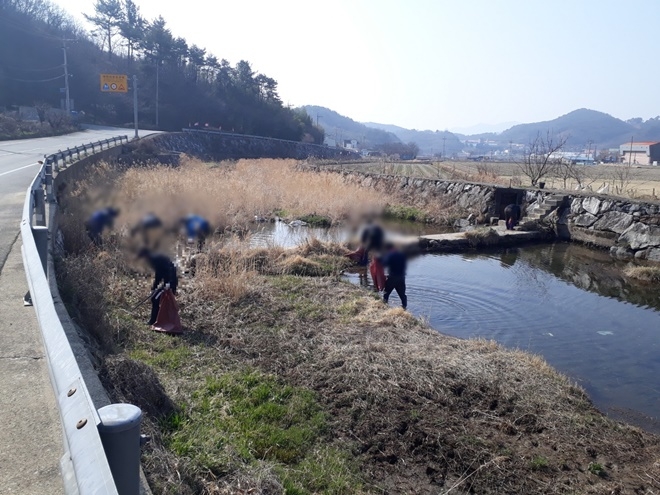 사회봉사명령 대상자들이 10일 서당마을 하천정비 작업에 임하고 있다.(사진제공=진주준법지원센터)