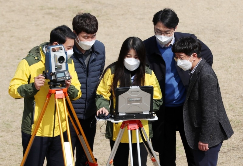 LX 지적재조사 담당 직원들이 민간과 협업을 위한 지적재조사 회의를 준비하고 있다. (사진=LX)
