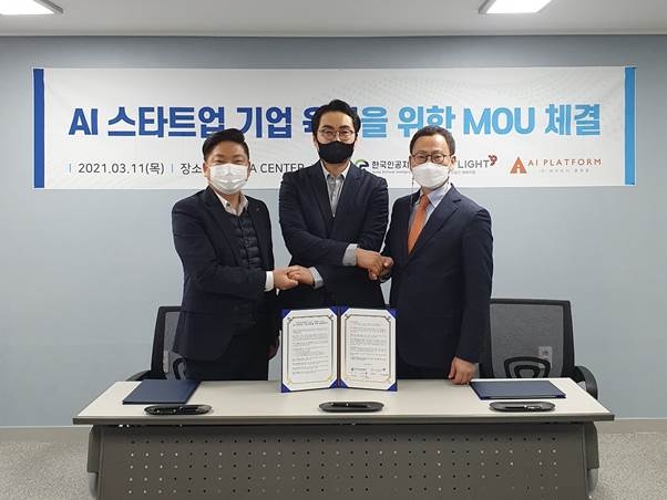 AI스타트기업 육성을 위한 MOU체결. 왼쪽부터 에이아이플랫폼 신형섭 대표(한국인공지능협회 부산지회장)/한국인공지능협회 이종현이사(회장직무대행)/법무법인 디라이트 조원희 대표변호사.(사진제공=법무법인 디라이트)