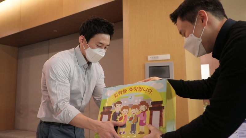 입학선물 전달 모습.(사진=삼성엔지니어링)