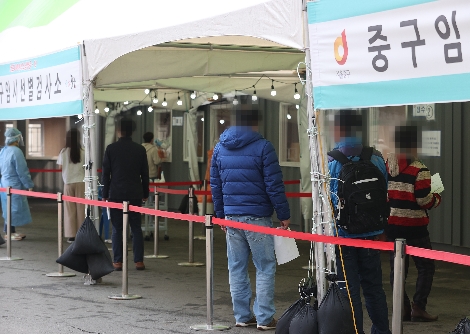 13일 오전 서울역광장에 마련된 임시선별진료소에서 시민들이 검사를 받기 위해 기다리고 있다. 사진=연합뉴스