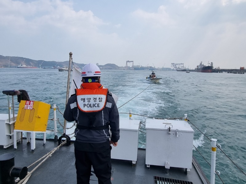울산해경이 3월 14일 기관고장으로 표류중이던 어선을 긴급구조, 예인하고 있다.(사진제공=울산해양경찰서)