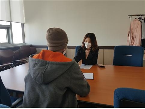 직업트라우마 센터에서 전문 심리상담사가 노동자를 대상으로 심리상담을 진행하고 있다.(사진제공=안전보건공단)