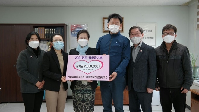 신화남 뷰티갤러리가 부산소년원에 장학금을 전달하고 신화남 대표와 권을식 원장 등이 기념촬영.(사진제공=부산소년원)