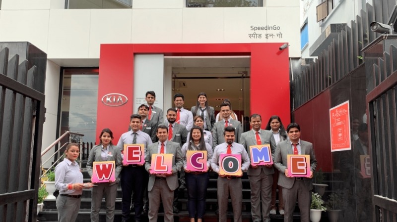 기아 인도 현지 딜러 매장 관계자들이 기념 촬영하고 있는 모습.(사진=기아)