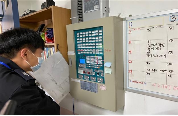 자동화재탐지설비 수신기 점검(사진제공=소방청)