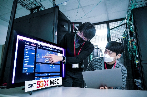 SK텔레콤 5G MEC 개발담당 연구원들이 SK텔레콤 분당사옥 테스트베드에서 5G MEC 기술을 연구하고 있다. 사진=SK텔레콤