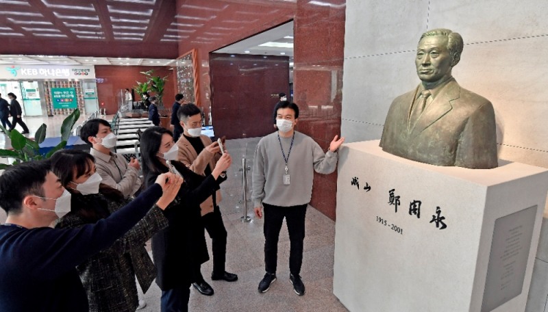 현대차그룹 계동사옥 1층에 설치된 아산 흉상 앞에서 창업주 아산의 업적과 정신을 되새기고 있는 현대차그룹 직원들. 현대차그룹은 계동사옥 본관 1층에 아산 흉상을 중심으로 담백하고 절제된 추모공간을 마련했다.(사진=현대차그룹)