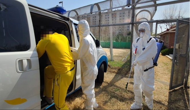 확진자 병원 이송 모의훈련.(사진제공=대구소년원)