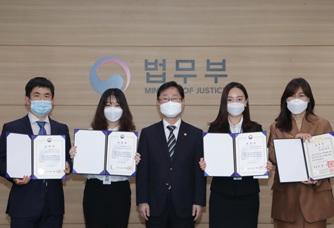 박범계 법무부장관(왼쪽에서 세 번째)이 19일 정부과천청사에서 개최된 ‘적극행정 우수공무원 포상’ 시상식에서 수상자들과 기념촬영을 하고 있다.(사진제공=법무부)