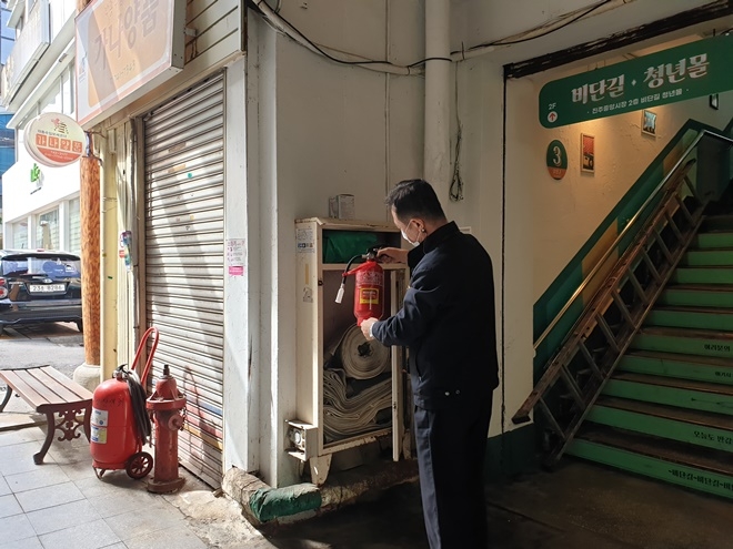 소화기 등을 점검하고 있다.(사진제공=진주소방서)