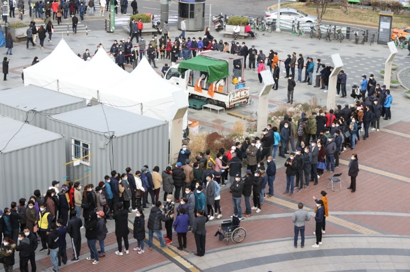 지난 19일 오전 서울시 구로구역 앞에 설치된 코로나19 임시선별검사소를 찾은 시민과 외국인 등이 검체 검사를 위해 대기하고 있다.(사진=연합뉴스)